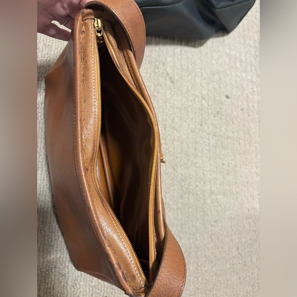 Longchamp Classic Brown Leather Shoulder Bag with Gold Accent - Picture 3 of 13